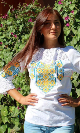 Блузка з жовто-блакитною вишивкою 7043