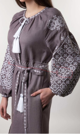 Вышитое платье из льна 1542