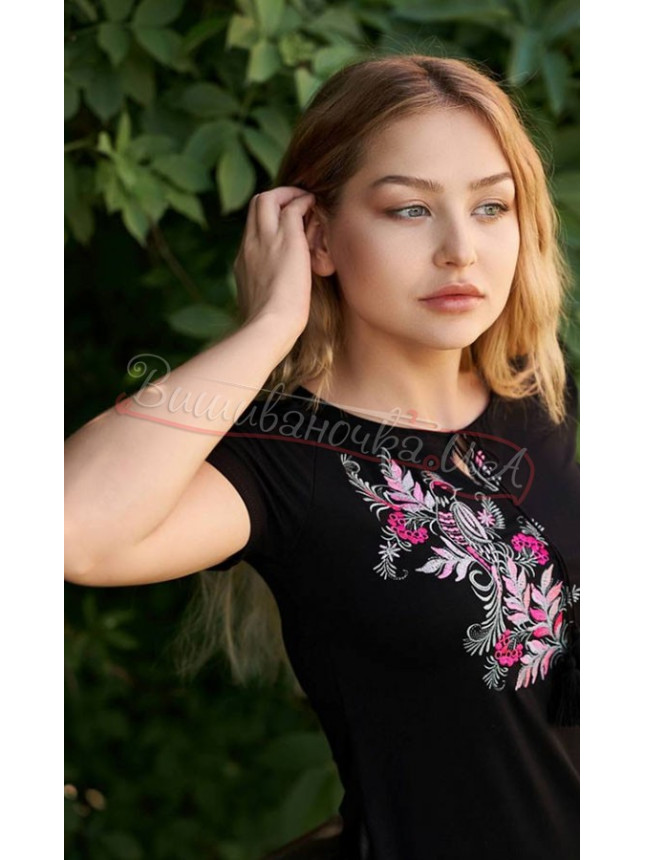 Чорна футболка з вишивкою 5135