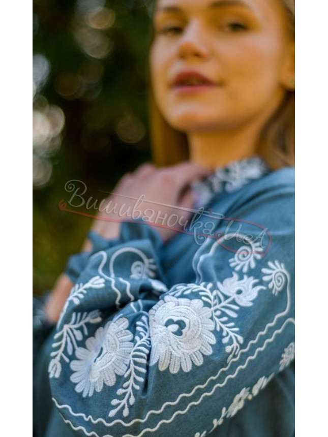 Жіноча блузка з вишивкою гладдю 4628