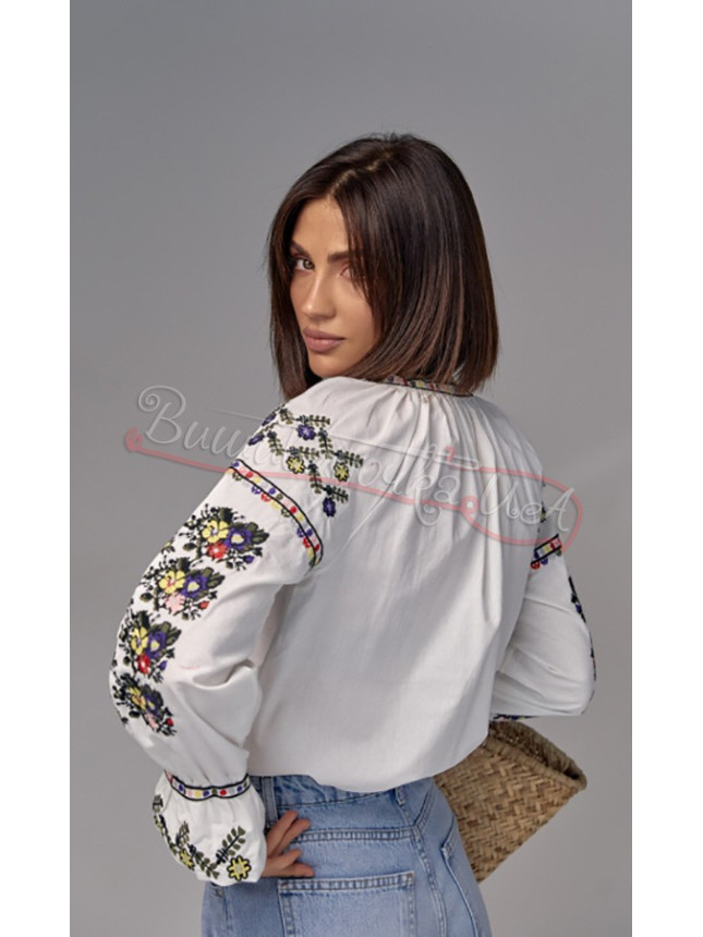 Жіноча вишиванка з квітковим узором 15634