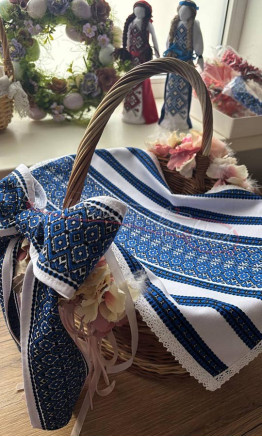 Napkin and bow for a basket 09-3
