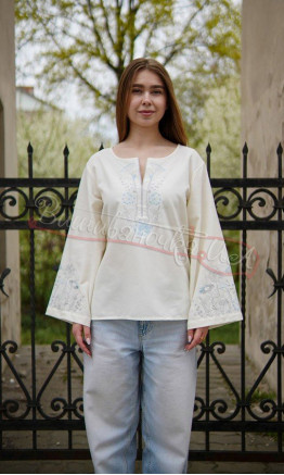 Women's blouse with delicate ornament 559-1