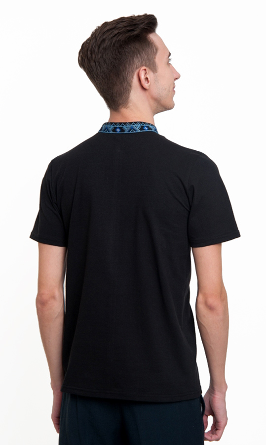 Мужская черная футболка с синим узором 50204 - фото 2 vishivano4ka.com.ua