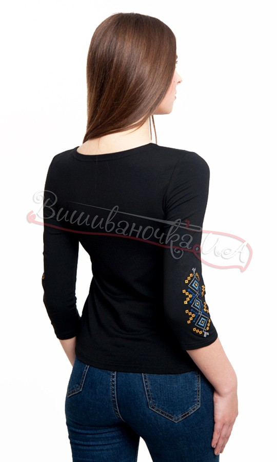 Футболка з жовто-блакитною вишивкою з 34 рукавом 50122д - фото 2 vishivano4ka.com.ua